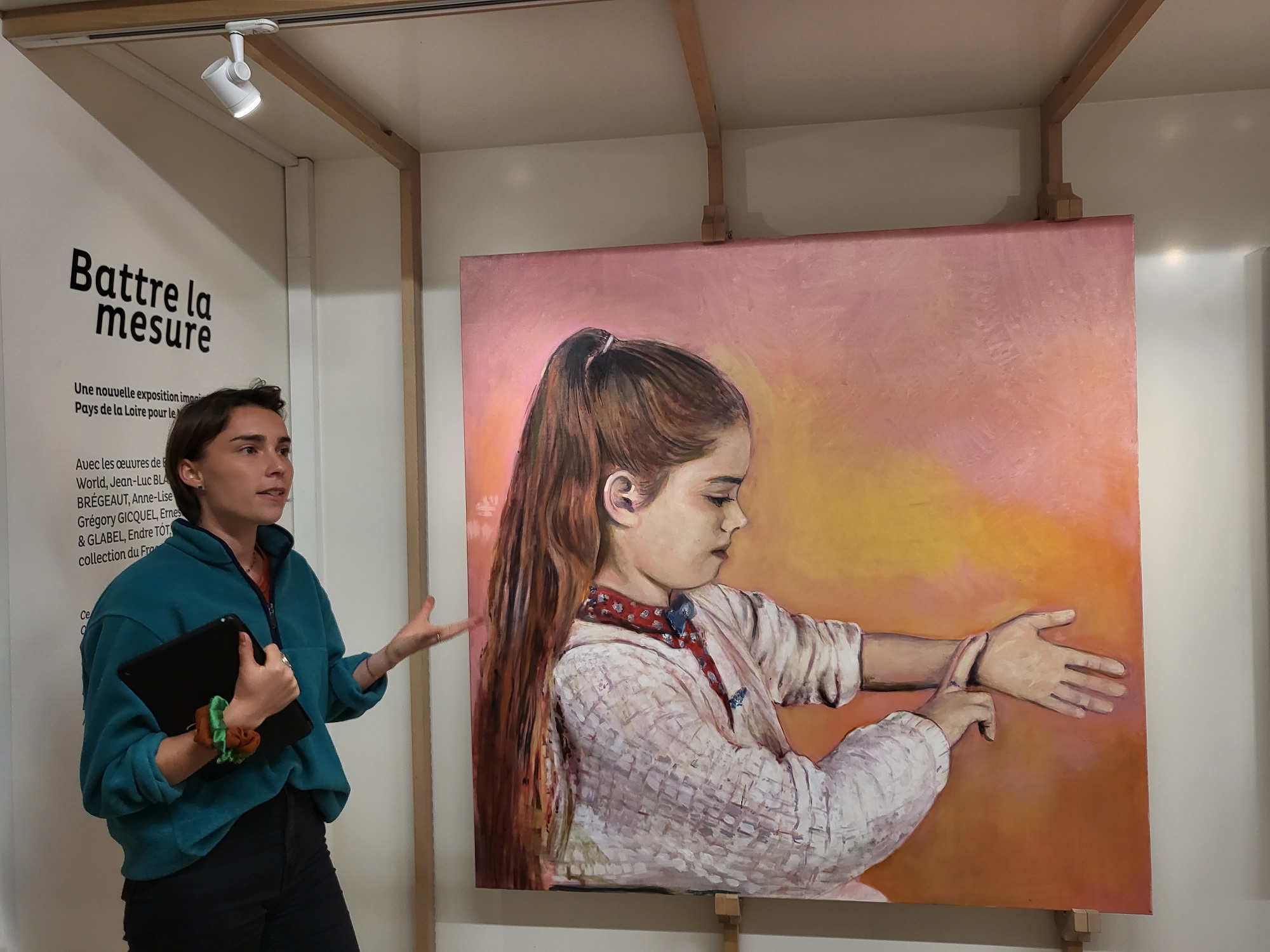 Alice Jouan médiatrice culturelle à MuMo explique aux visiteurs les œuvres d'art contemporain de l'exposition 