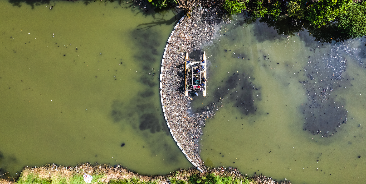 Device to hold back plastic in rivers from flowing into the oceans