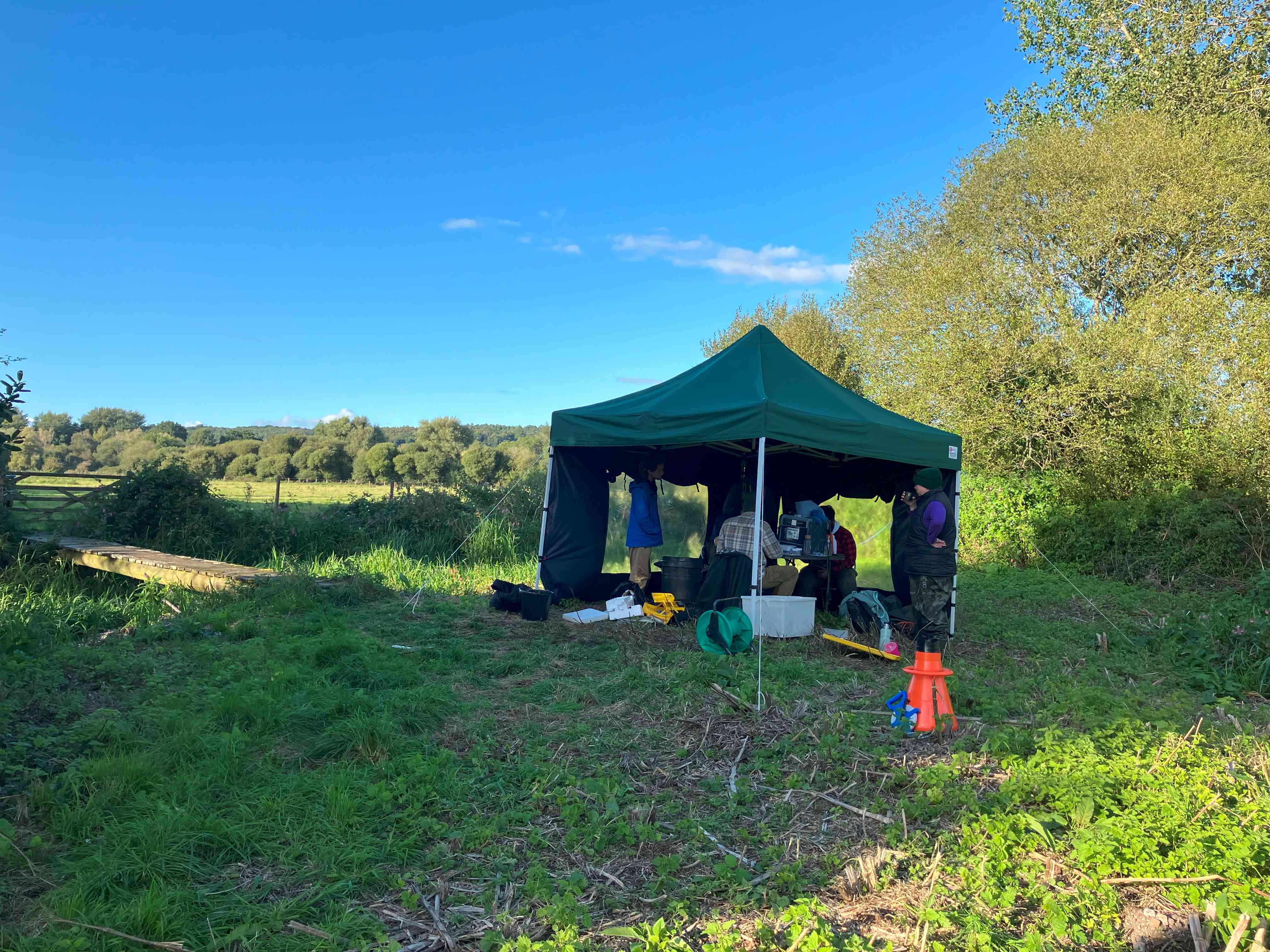 Mobile laboratory on the riverbank where the salmon parr are tagged and measured. c.GWCT