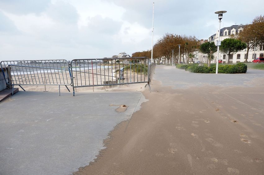 Du sable s'est déposé jusque sur la promenade Joël Batteux. ©Ville de Saint-Nazaire Martin Launay