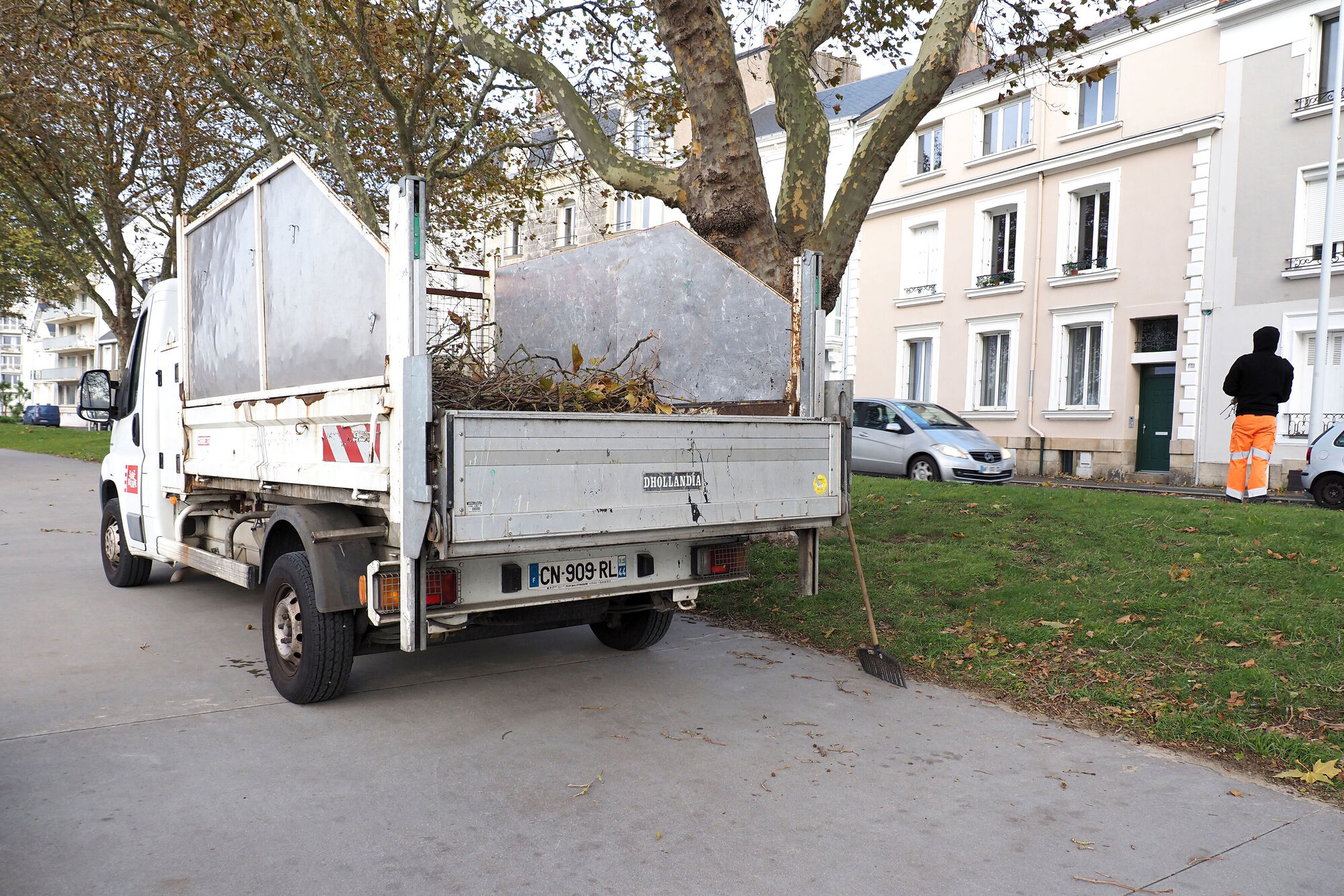 Collecte de branches par un agent de la Ville ©Ville de Saint-Nazaire - Martin Launay
