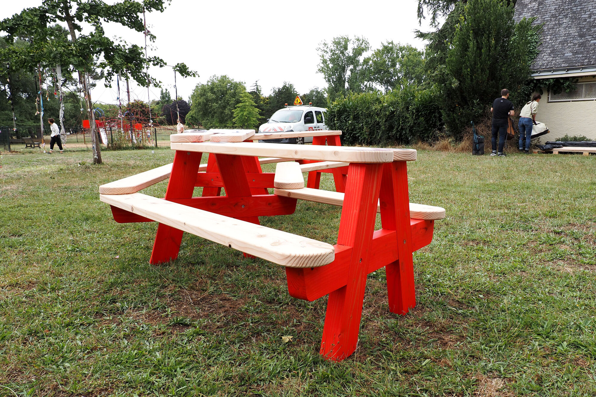 3 îlots de tables de pique-nique sont installés près des jeux pour enfants